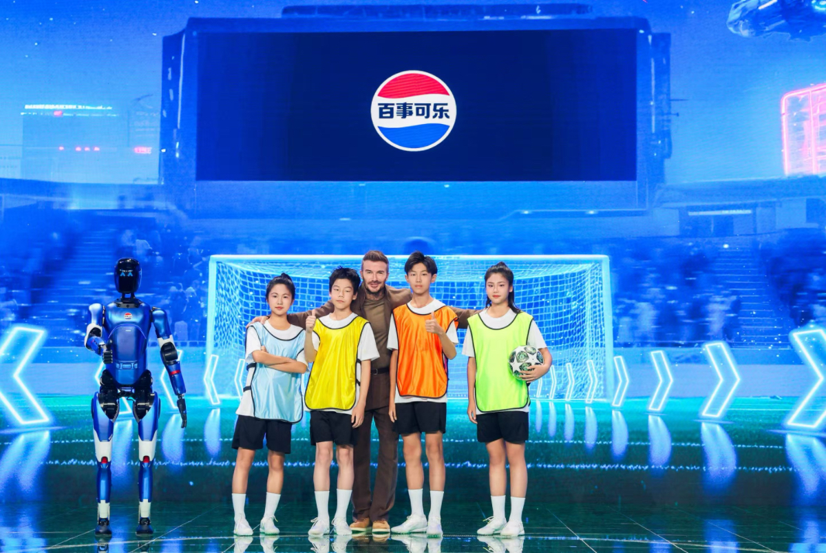 百事可樂發(fā)布品牌首個(gè)人形機(jī)器人“百事藍(lán)寶” 與大衛(wèi)·貝克漢姆共同點(diǎn)燃未來渴望|餐飲界