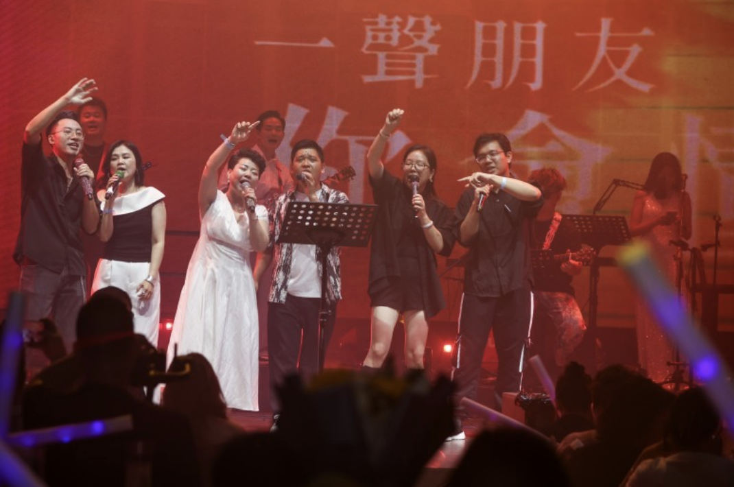 鶴九“瘋之巔”愛心音樂會奏響公益強音 善款點亮瑤鄉(xiāng)童心