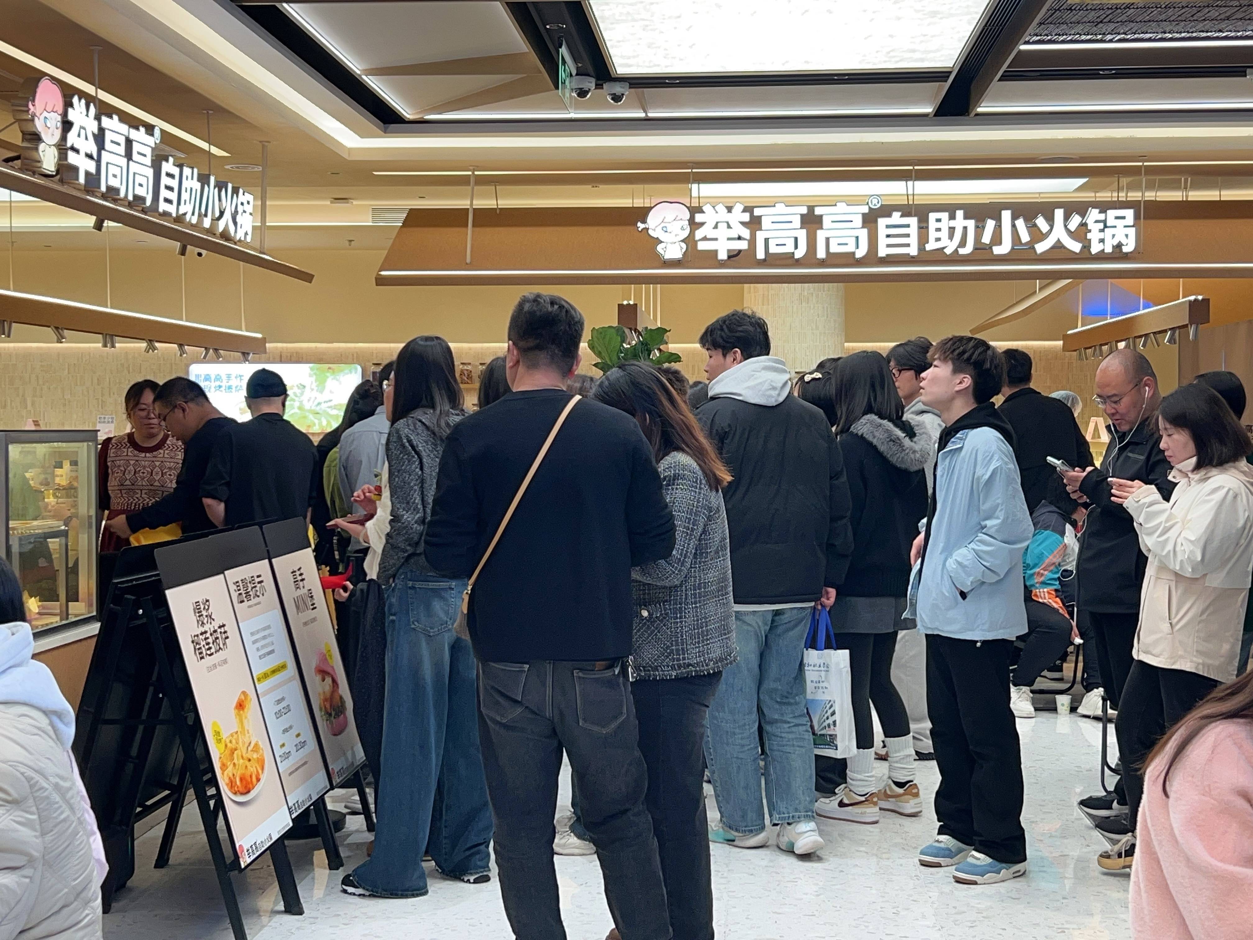 輕裝上陣的“舉高高”，為海底撈探出一條新路