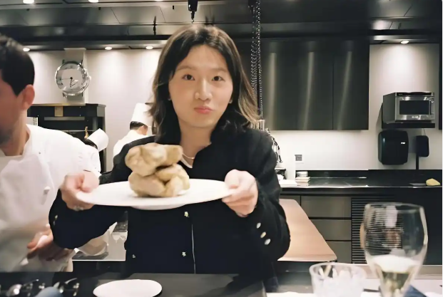 好利來“千金”上熱搜！現(xiàn)在的餐飲老板都去“內(nèi)娛”闖了？