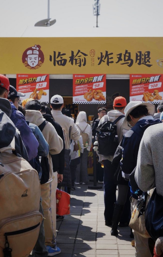 中式美食亮相F1賽場(chǎng)，“最佳觀賽搭子”臨榆炸雞腿三天賣出三萬(wàn)個(gè)雞腿|餐飲界